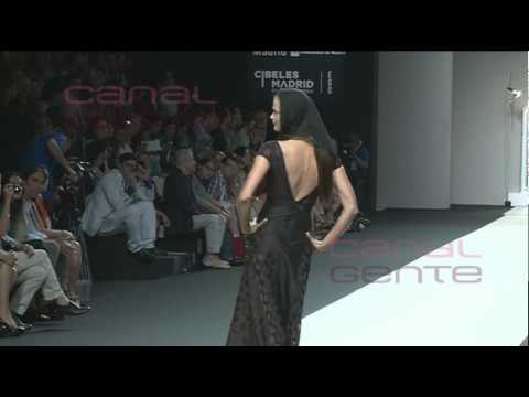 Emotivo desfile de Jesús del Pozo en Cibeles