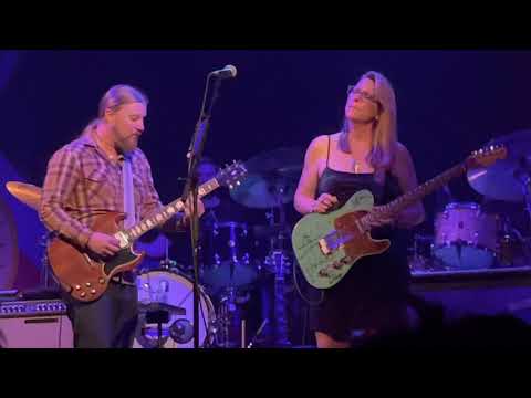 “Midnight in Harlem,” Tedeschi Trucks Band. 13/11/22, Paris.
