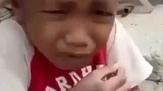 Download lagu Lihat! Ekspresi anak yang sedang makan buah belimbing wuluh mp3