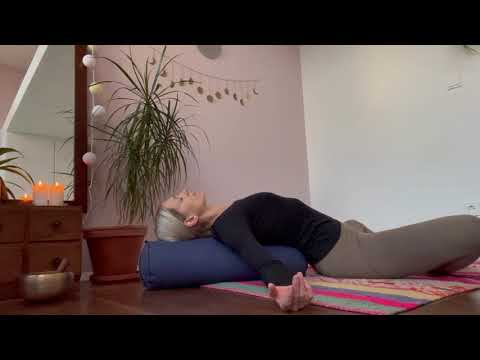 Yin Yoga Pose: Liegender Schmetterling mit Bolster