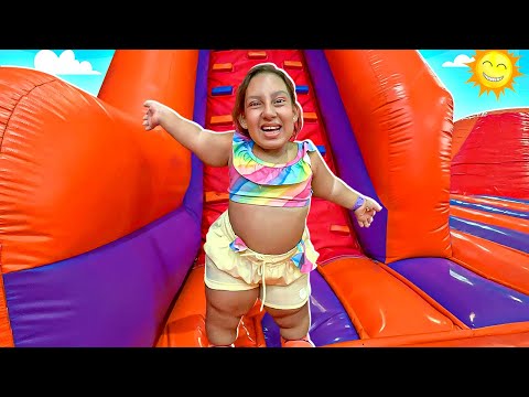 Maria Clara plays on the giant inflatable bouncy castle and in the playground - MC Divertida