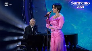 Sanremo 2024 - Arisa canta &quot;La notte&quot; dalla piazza di Sanremo