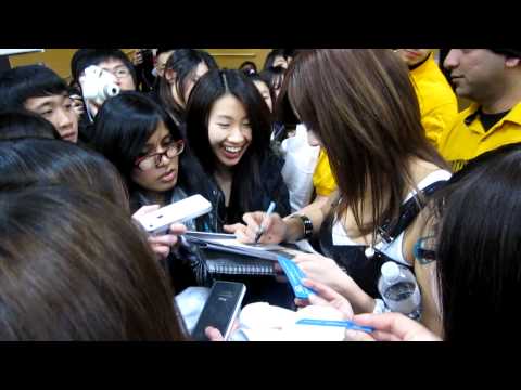110227 G.NA Vancouver Showcase - signing autographs