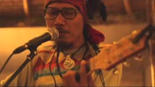 DIALOG DINI HARI - Beranda Taman Hati acoustic live at Straw Hut