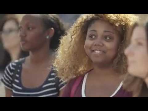 2070502162 Street Performer Wows The Crowd With Jennifer Hudson