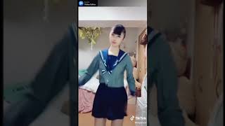 《エロTikTok》『絶対領域』制服ダンス