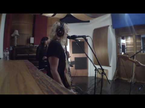 Little Scream - The Kissing