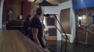 Little Scream - The Kissing