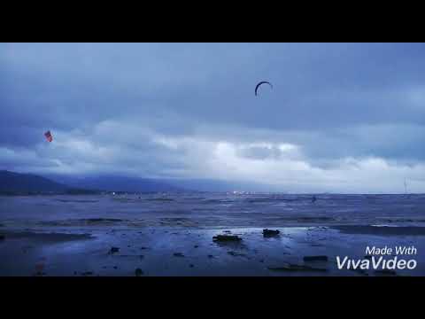 Kitesurf a Fiumaretta con l'allerta rossa. Occhi puntato anche sul Magra