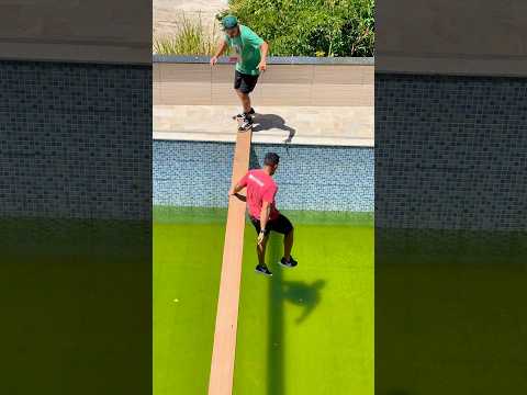 Meu amigo me jogou na piscina radiotiva #shorts