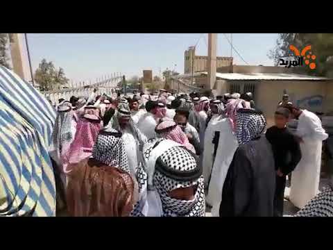 شاهد بالفيديو.. اثر المطالبة بالمستحقات .. مشادات كلامية بين مزارعين وقوات أمنية أمام سايلو السماوة  #المربد