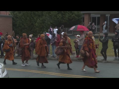 Buddhist monks brave snow, continue peace walk through Triad