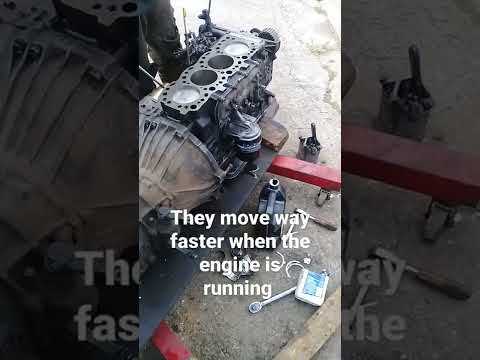 How piston move in an engine