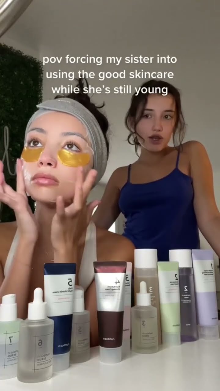 Temukan rahasia kulit glowing ala kakak adik! 🌟 Bagi produk skincare favorit yang bikin kulitmu makin bersinar!