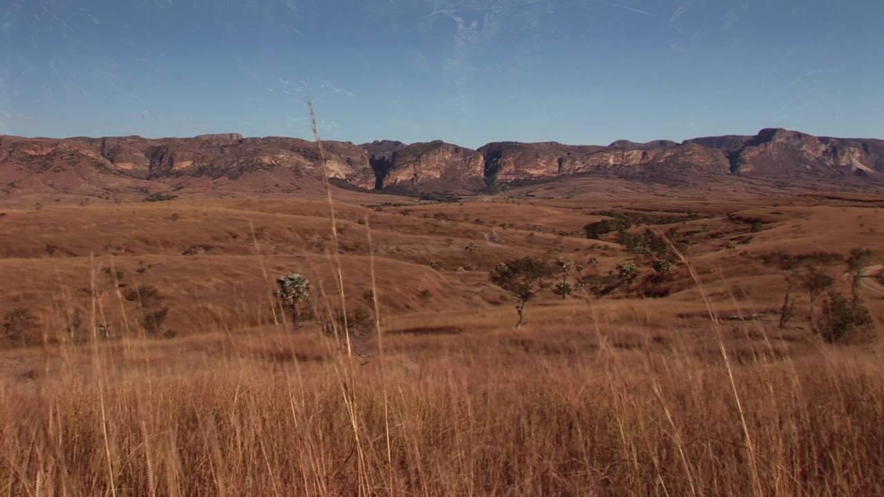 Madagaskar: Isalo-NP Felsenformation Tal der Affen Eisvogel Wasserf䬬e (1:44)