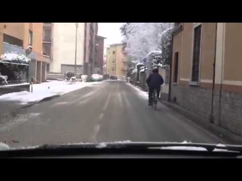 Intrepido ciclista sotto la neve