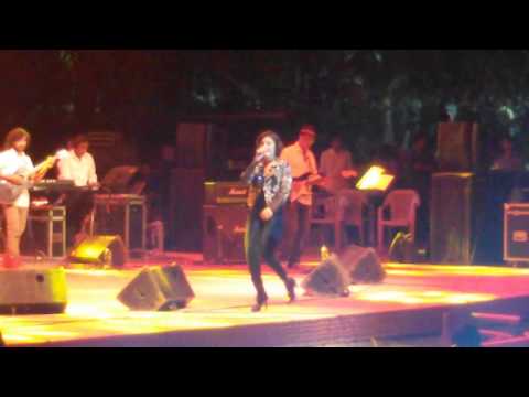 Sunidhi Chauhan Sings Tamil Song Jingunamani Live