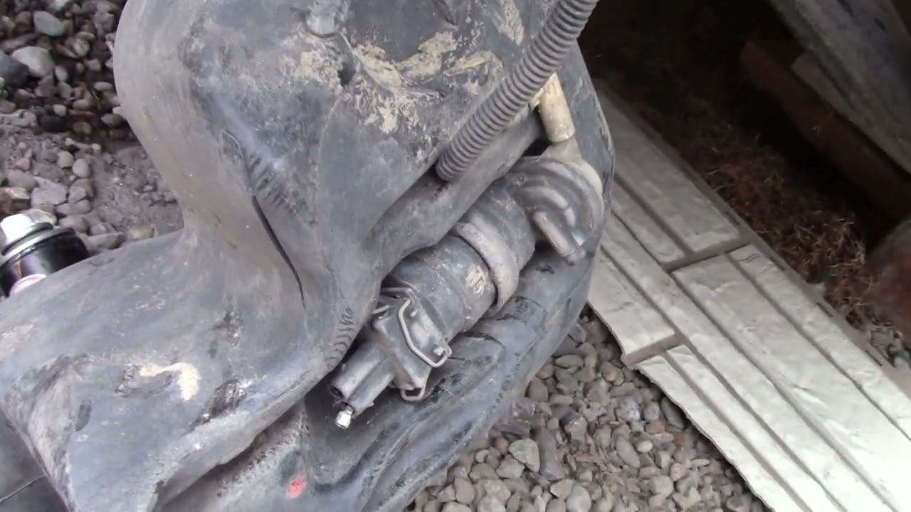 Где находится бачок омывателя Opel Astra H?