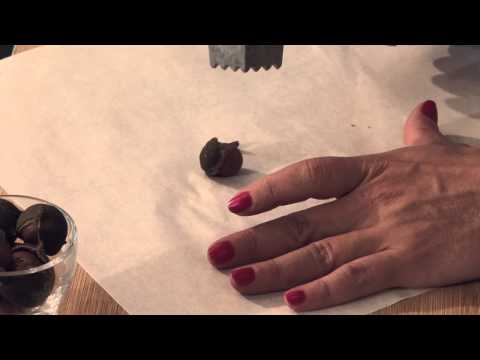 How to Crack Macadamia Nuts : Delectable Dishes