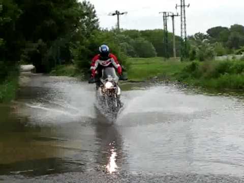 BMW R 1200 GS vs R 1200 GS Adventure vs F 800 GS - Motocykel.sk