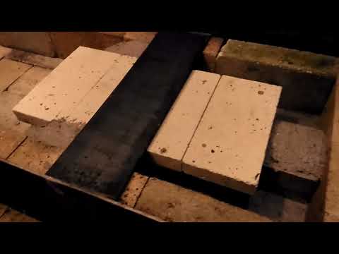 Cegły szamotowe w podstawie pieca i palnik