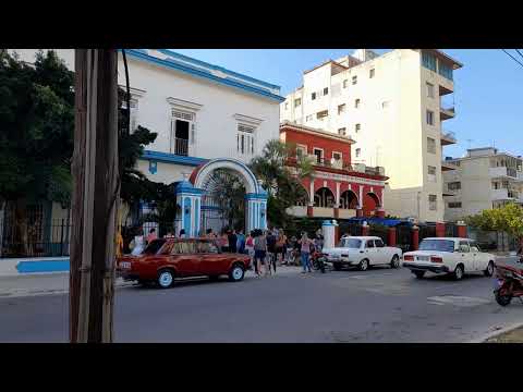 Calle Calzada entre D y E. El Vedado, La Habana. Cuba @kubasi902