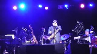 VAN MORRISON AND HIS BAND PERFORM - TRAVELLIN' LIGHT