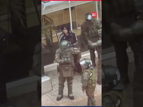 📻#Nacional | Carabineros revisa la mochila de un estudiante tras su ingreso al Hotel Ibis