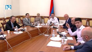 Ապե՛, լավաշը հաստո՞վ ես առնում. գնա՛նք ռեստորան, փորձարկենք. աղը թողնենք մյուս դասին. Աժ քննարկում