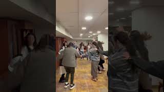 צוות 'עזרא' מרקיד ומשמח במרחבים המוגנים (חדשות ערוץ 7) - התמונה מוצגת ישירות מתוך אתר האינטרנט יוטיוב. זכויות היוצרים בתמונה שייכות ליוצרה. קישור קרדיט למקור התוכן נמצא בתוך דף הסרטון