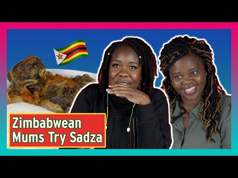 Simbabwische Mütter probieren gegenseitig Sadza aus