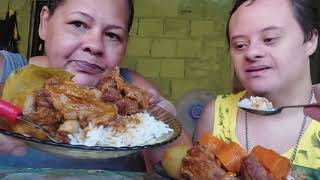 COMENDO DE MÃO ENSOPADO DE COSTELA DE VACA COM BATATINHA REPOLHO CENOURA ARROZ E FARINHA 