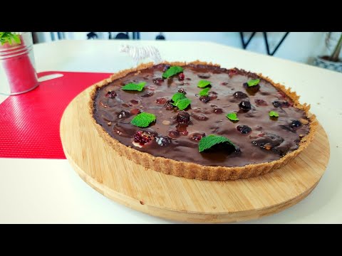 Chocolate tart with banana and berries without oven