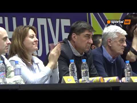 Волейболни деятели и ръководители гледат финала между Хебър и Нефтохимик