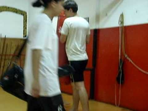 Socando o saco de pancada