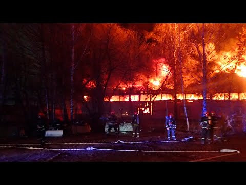 Пожар на складе со стройматериалами ликвидировали спасатели в Гомеле видео