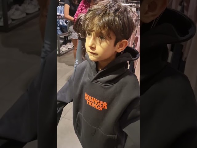 Vídeo relacionado con Saludos navideños de Stranger Things desde arriba Sudadera