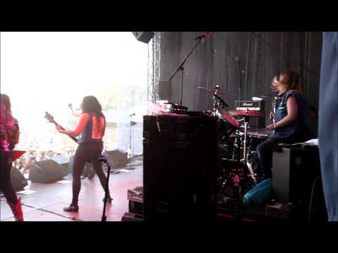 THUNDERMOTHER - A day in the life of Thundermother (SRF 2014 mini documentary)