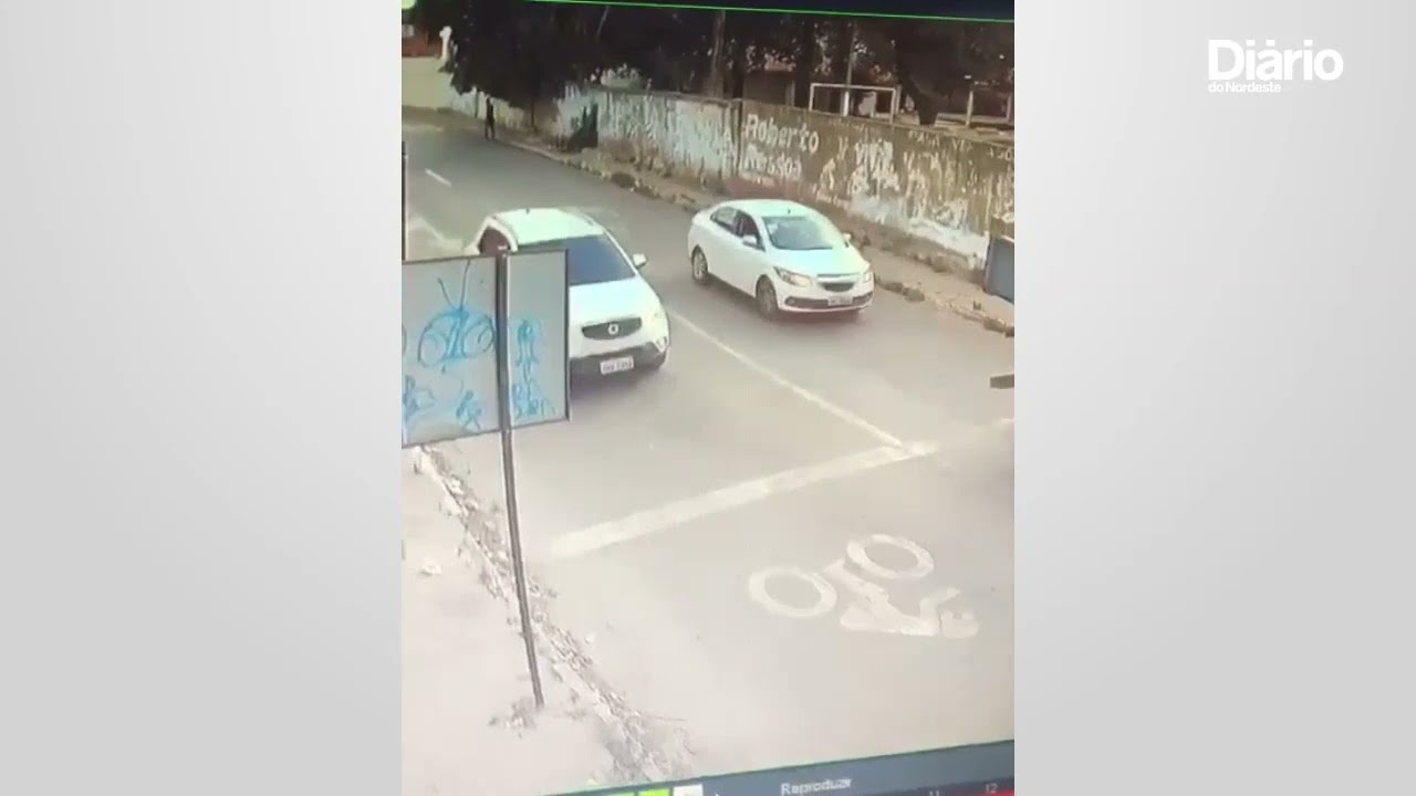 Imagem da notícia Motorista de aplicativo é assaltado, e bandidos batem carro ao fugirem da polícia em Maracanaú