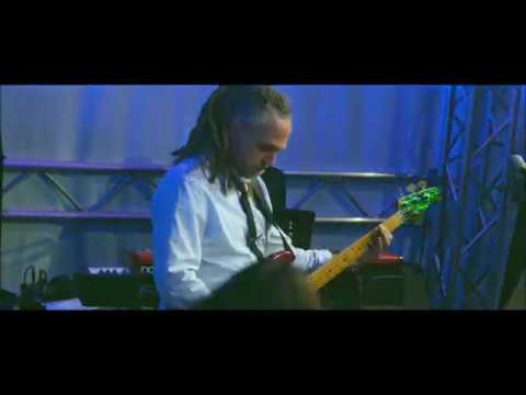 Janina Ribeiro in: The Richtones - Abalou