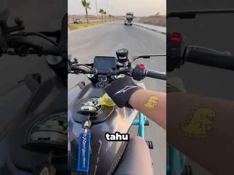 Dia Mengisi Bensin Motornya Di Jalan!