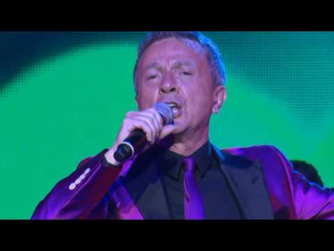 Pupo live dal festival NY Canta con il gruppo "The Voices" canta "Nei Pensieri Miei" e "Forse"