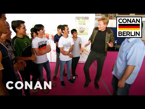 コナン、テンペルホーフで難民と出会う - CONAN on TBS (Conan Meets Refugees At Tempelhof  - CONAN on TBS)