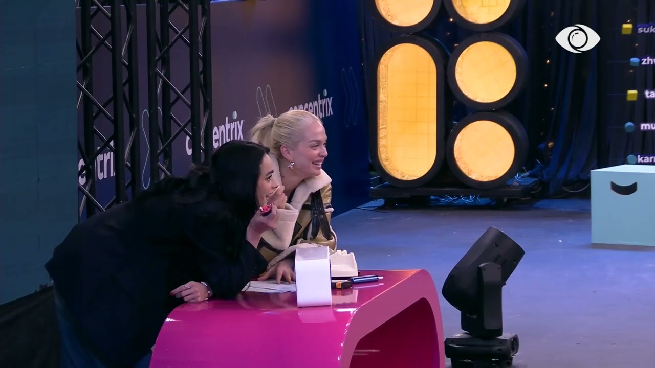 Vijon sfida/ Danja i përgjigjet telefonatës së radhës