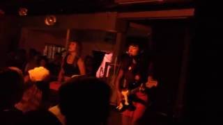 I Wanna Be Alone (With You) - La Luz