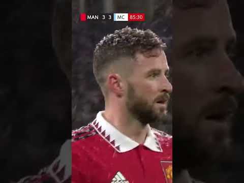 Snowy Cat Save Interrupts MAN vs MC! Кіт рятує гол під снігом! Неймовірний момент у матчі