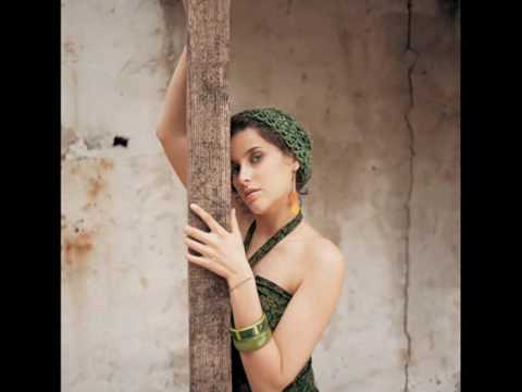 Videoclip de Fresh Off The Boat — Nelly Furtado