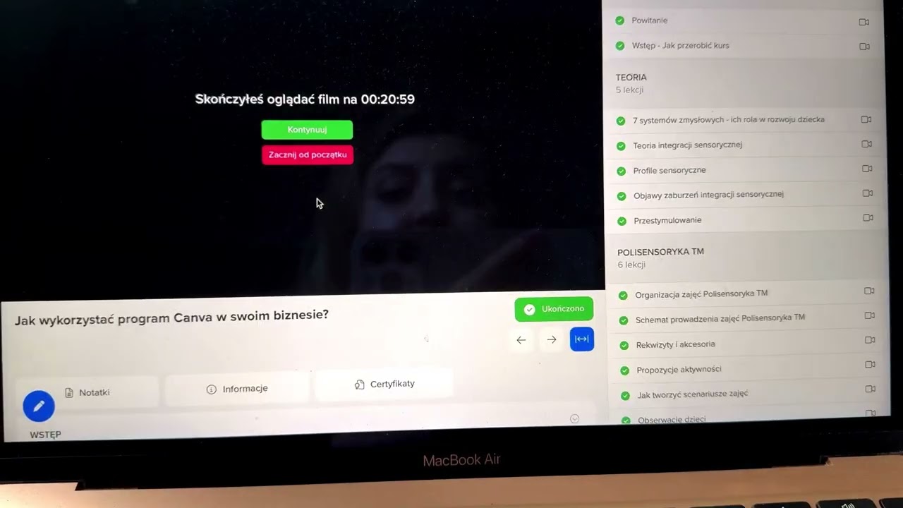 Miniatura filmu pokazującego kurs w środku