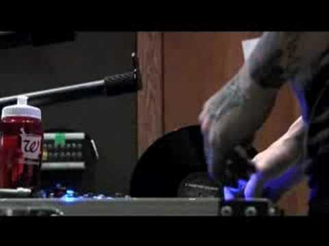 Sid Wilson aka Dj Starscream scratching