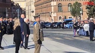 25 aprile, Mattarella depone una corona all'Altare della Patria